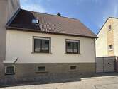 Titel - Charmantes Einfamilienhaus mit 2 Garagen, Nebengebäuden, schönem Hof und Garten
