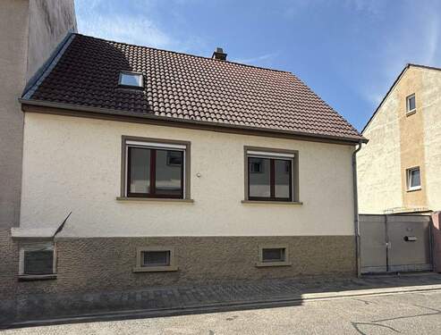 Titel - Charmantes Einfamilienhaus mit 2 Garagen, Nebengebäuden, schönem Hof und Garten