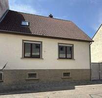 Charmantes Einfamilienhaus mit 2 Garagen, Nebengebäuden, schönem Hof und Garten - Hambrücken