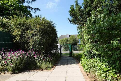 und hochwertiger Einfriedung - 