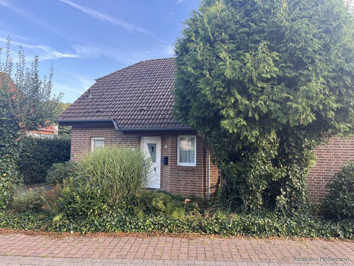 Ansicht vorne - Einfamilienhaus in beliebter Lage - viel Platz für Familie und individuelle Gestaltung