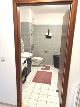 Bad mit Wanne und Dusche - 