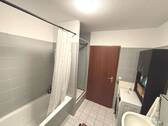 Bad mit Wanne und Dusche - 
