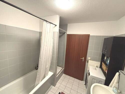Bad mit Wanne und Dusche - 