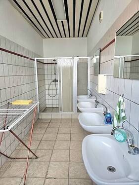 Sanitärraum mit Duschen - 