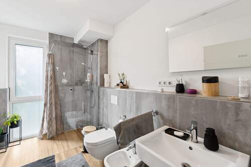 Tageslichtbad mit Dusche im OG - 