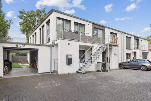 Hausansicht - Neuwertig: Moderne DHH mit 2 WE, Garten, Garage u. 2. Stellplätzen