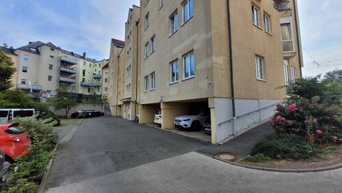 seitliche Ansicht mit Stellplatz - 2 Zimmer Etagenwohnung in Plauen