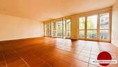 Wohnzimmer mit raumhoher Fensterfront - 3 Zimmer Etagenwohnung zum Kaufen in Nürnberg