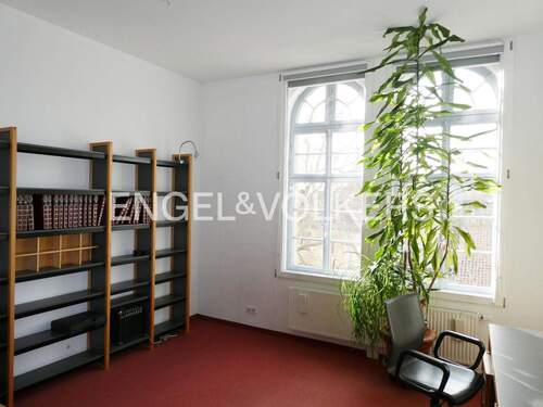 Zimmer in Westausrichtung im 2. OG - 4 Zimmer Etagenwohnung in Tübingen