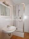 Badezimmer mit Dusche, WC und Waschbecken im 2. OG - 