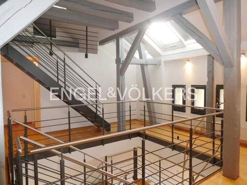 Umlaufende Galerie mit viel Tageslicht im 1. DG - 