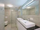 Modernes Bad mit Doppelwaschbecken im Erdgeschoss - 