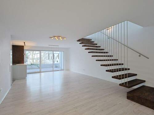 Lichtdurchfluteter Wohn- und Essbereich mit großer Terrasse - 5 Zimmer Etagenwohnung in Schönaich