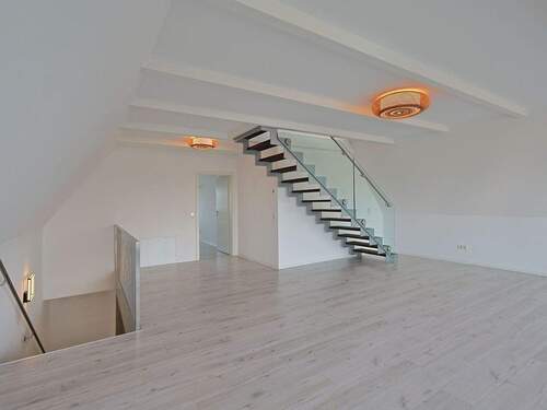 Offen gestalteter Wohnbereich im Obergeschoss mit Zugang zum Dachspitz - 