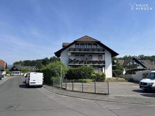 Seite vom Haus mit 2 Stellplätzen - 