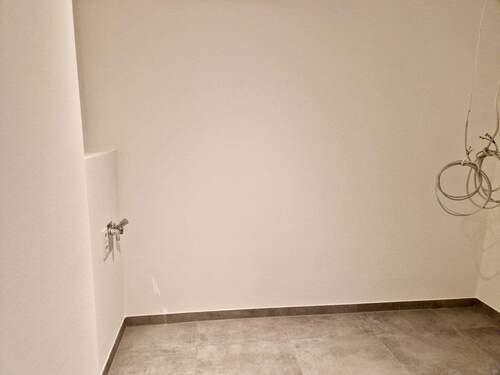 Abstellkammer mit Waschmaschinenanschluss - 