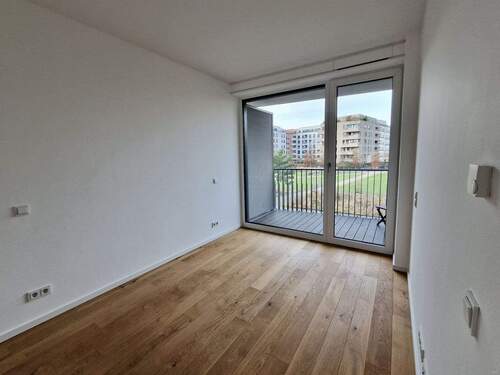 Schlafzimmer mit Balkonausgang - 2 Zimmer Etagenwohnung zur Miete in Berlin