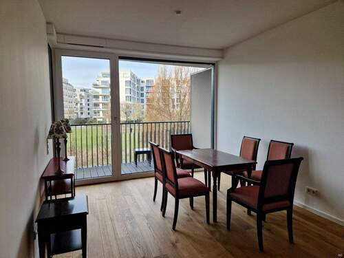 hell durch die bodentiefen Fenster - 2 Zimmer Etagenwohnung in Berlin