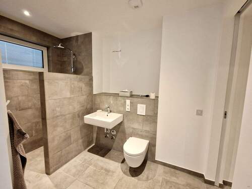 modernes Bad mit Fenster - Etagenwohnung mit 70,00 m² in Berlin zur Miete