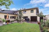 Rückansicht - Großzügiges und Vielseitiges Ein-Zweifamilienhaus mit traumhafter Gartenidylle