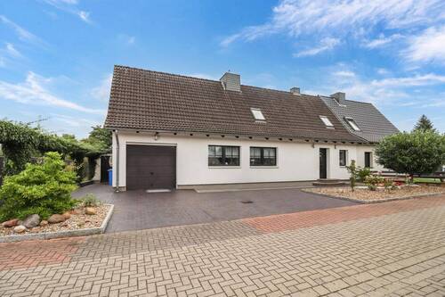 Straßenansicht - 8 Zimmer Doppelhaushälfte zum Kaufen in Salzwedel