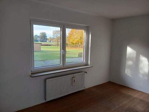 Leeres Zimmer mit Fenster - 