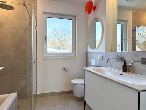 Tageslichtbad mit Badewanne und Dusche Staffelgeschoss - 