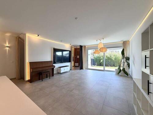 Wohn-/ Esszimmer mit offener Küche - 