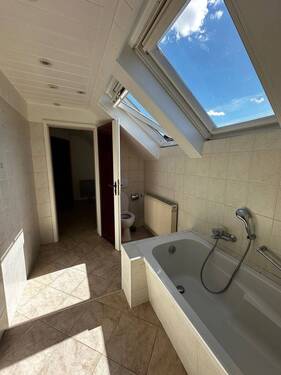 Badezimmer im Dachgeschoss - 