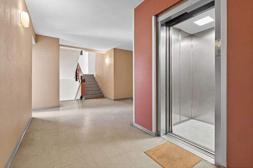 Treppenhaus mit Fahrstuhl - 