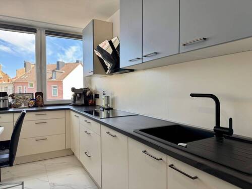 Küche Position 1 - Modern. Hell. Kernsaniert. 3 Zimmer mit Einbauküche & Balkon.