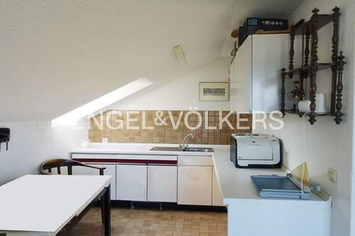 Praktische Einbauküche im Dachgeschoss - 