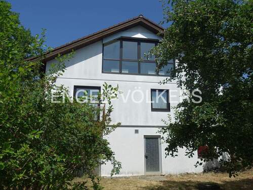 Südseite des Hauses - Herrliches Grundstück in Randlage bietet flexibles Holzfertighaus . Wer erkennt die vielen Chancen?