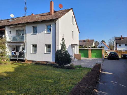 Straßenansicht Zugang über einen Stichweg - Vermietete Doppelhaushälfte mit großem Garten als solides Investment