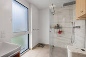 Bad mit Dusche - 