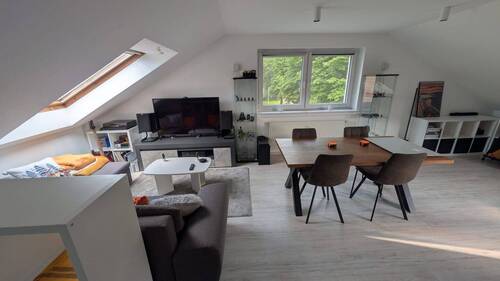 Wohnraum - Helle 2-Zimmer DG-Wohnung mit großem Tageslichtbad - gepflegtes privates 8-Familienhaus