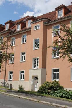 Hauseingang - Etagenwohnung mit 60,90 m² in Dresden zum Kaufen