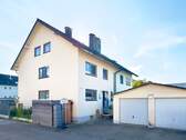 Hausansicht mit zwei Garagen - Großzügige Doppelhaushälfte in Meckenbeuren – mit Einliegerwohnung, zwei Garagen und ruhiger, zentraler Lage