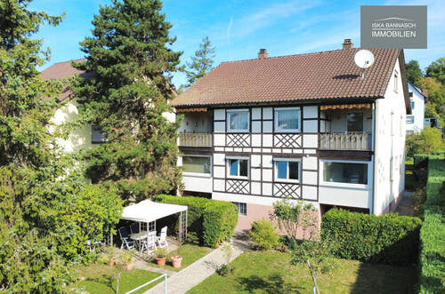 Hausansicht Straße - 2-Familien- Rohdiamant wartet auf Ihren persönlichen Feinschliff!