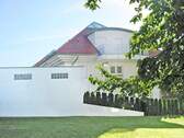 Hausansicht mit Garage und Balkon - 