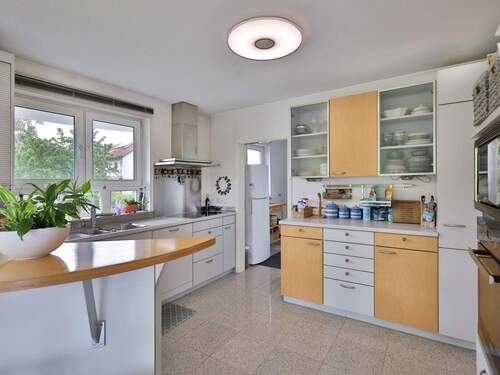 Große, offene Küche mit Abstellraum - 