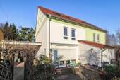 Haus Frontansicht - !!!SOFORT BEZUGSFREI!!! Traumhafte Doppelhaushälfte in idyllischer Lage von Dresden-Weissig