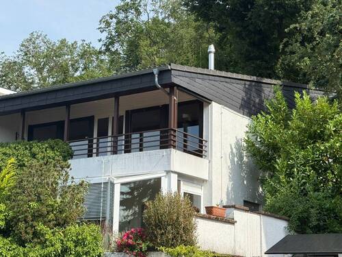 Seitliche Ansicht - **Beeindruckende Doppelhaushälfte in Best-Lage von Gelnhausen-Stadt mit Traumblick**