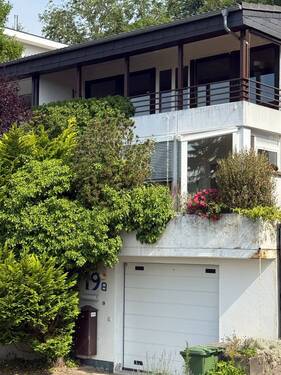 Ansicht mit Garage - 