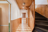 Heller Flur mit Holzdetails und Treppe - Doppelhaushälfte mit 100,00 m&sup2; in Berlin zum Kaufen