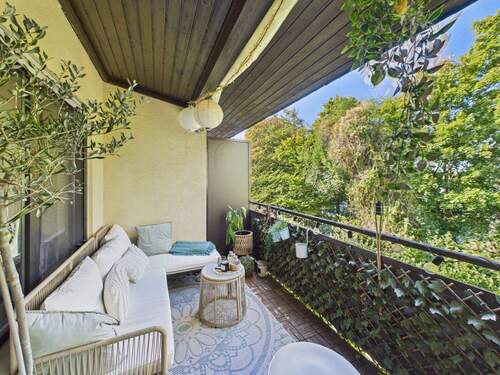 Balkon mit Blick ins Grüne - Gemütliche 2-Zimmer-Wohnung mit Balkon, Stellplatz, Garage und Gartennutzung