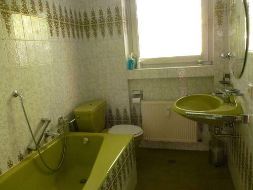 Mit Dusche und Wanne. - 