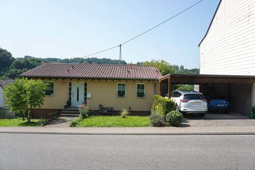 Außenansicht - Gepflegter Bungalow mit herrlichem Weitblick, großem Grundstück und Wellness-Oase
