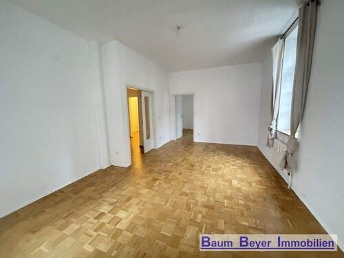 Wohn-/Arbeitszimmer mit Zugang zum Schlafzimmer und Flur - 2 Zimmer Etagenwohnung in Göttingen